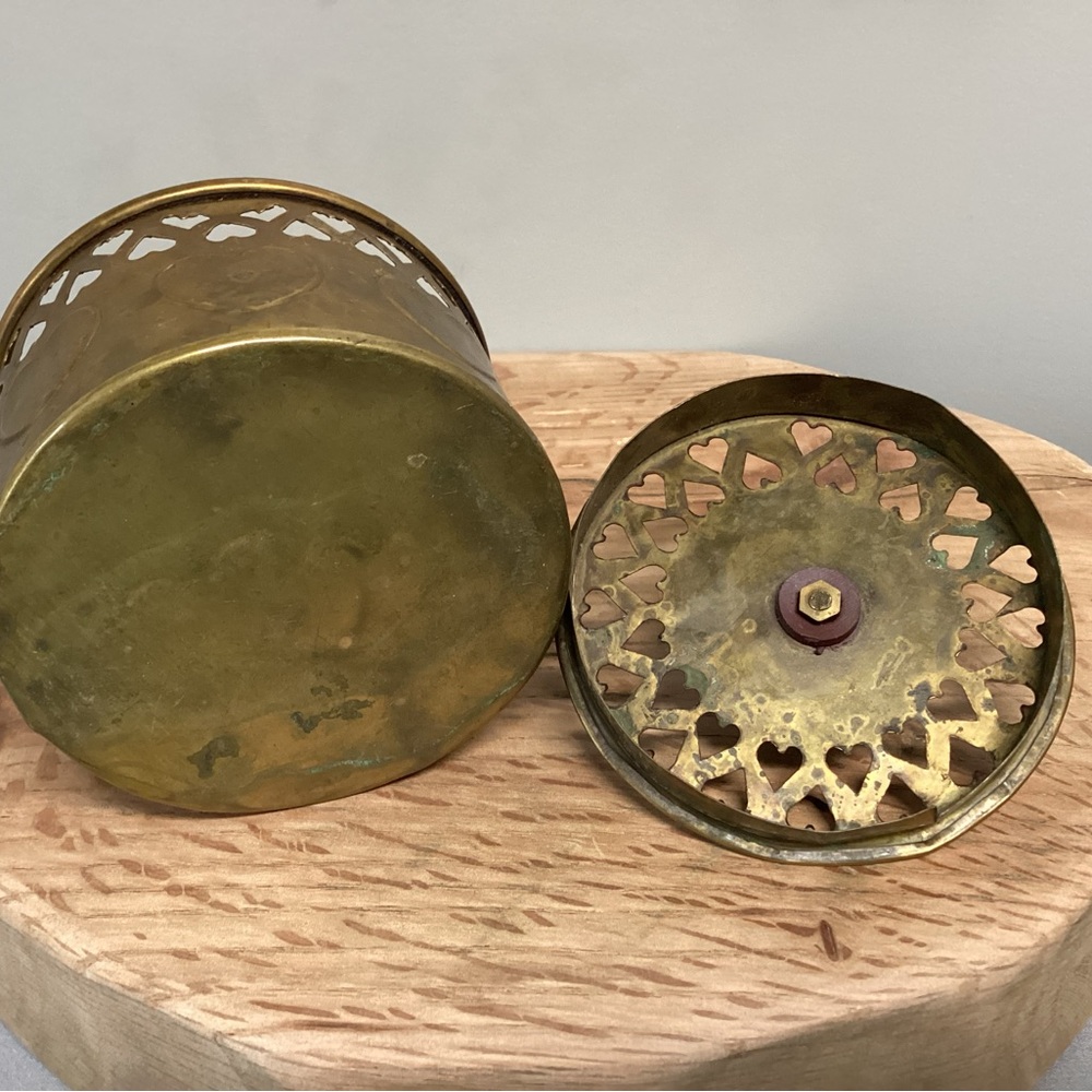 🟡 Vintage Brass Lidded Hearts Basket / Dish / Trinket Holder / Patina Farmhouse - Picture 9 of 15